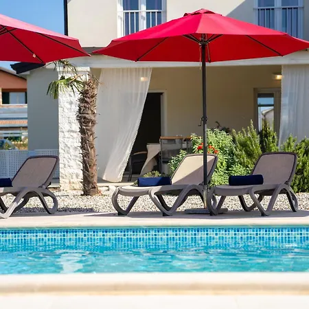 Domenica Exclusive Mit Pool
